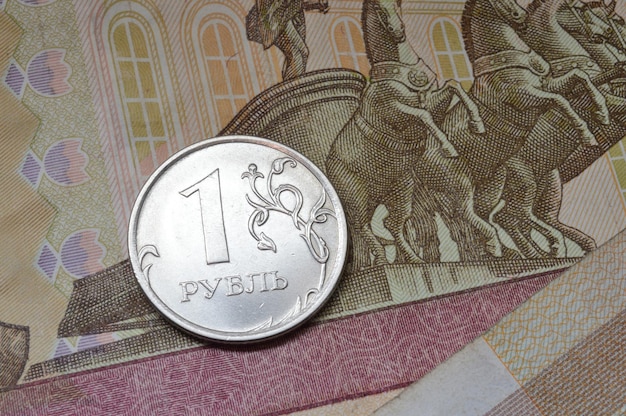 Moeda russa com valor nominal de 1 rublo encontra-se em uma nota Tradução das inscrições na moeda quot1 rubloquot
