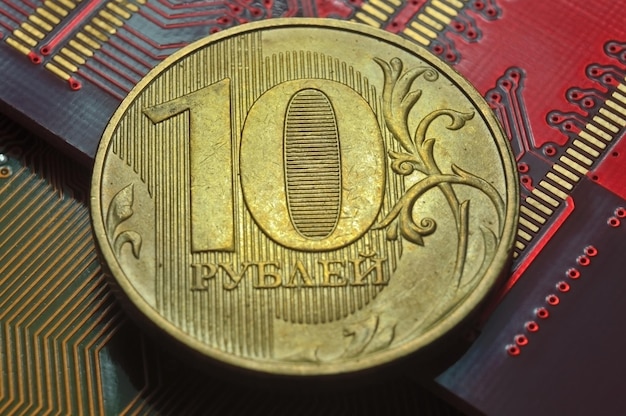 Moeda russa com valor nominal de 10 rublos está entre os microcircuitos, um conceito que ilustra o preço dos eletrônicos na Rússia