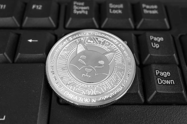 Moeda Shiba no teclado preto Conceito de mercado de ações de criptomoeda O conceito de dinheiro virtual