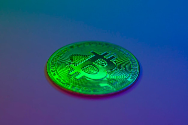 Moeda verde com símbolo de bitcoin isolado em fundo preto Moeda Bitcoin em fundo colorido Criptomoeda Bitcoin Conceito de moeda de criptomoeda