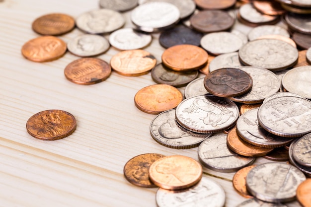 Moedas americanas na mesa de madeira.