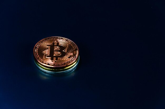 Moedas Bitcoin em fundo escurosímbolo de dinheiro virtual eletrônico e conceito de criptomoeda de mineraçãoConceito de bitcoin de moeda criptográfica de moeda