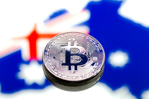 moedas Bitcoin sobre a Austrália e a bandeira australiana, conceito de dinheiro virtual, close-up. Imagem conceitual.