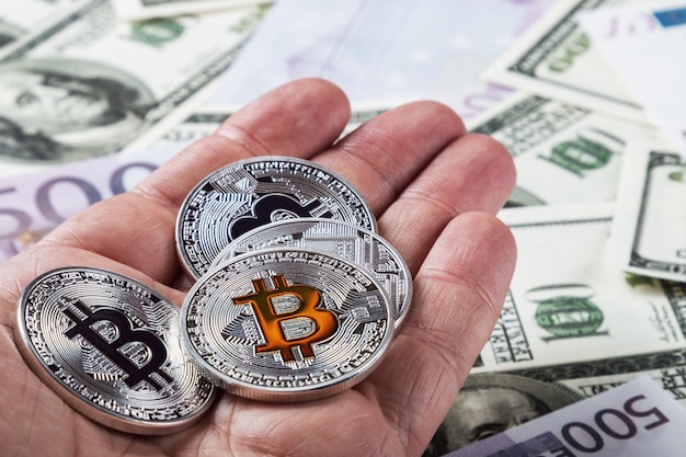 moedas de bitcoin de criptomoeda por um lado