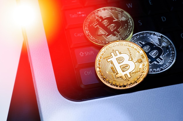 Moedas de bitcoin no teclado do computadorsímbolo de dinheiro virtual eletrônico e conceito de criptomoeda de mineraçãoConceito de bitcoin de moeda criptográfica de moedaBitcoin no teclado