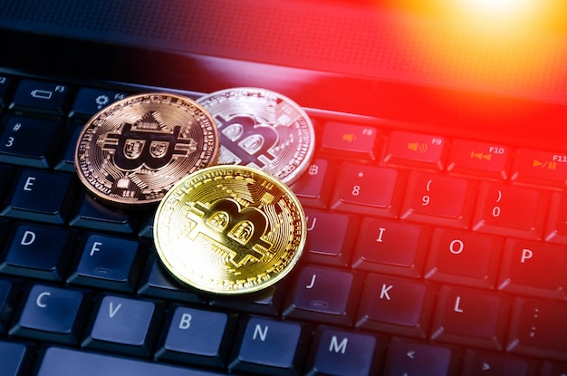 Moedas de bitcoin no teclado do computadorsímbolo de dinheiro virtual eletrônico e conceito de criptomoeda de mineraçãoConceito de bitcoin de moeda criptográfica de moedaBitcoin no teclado