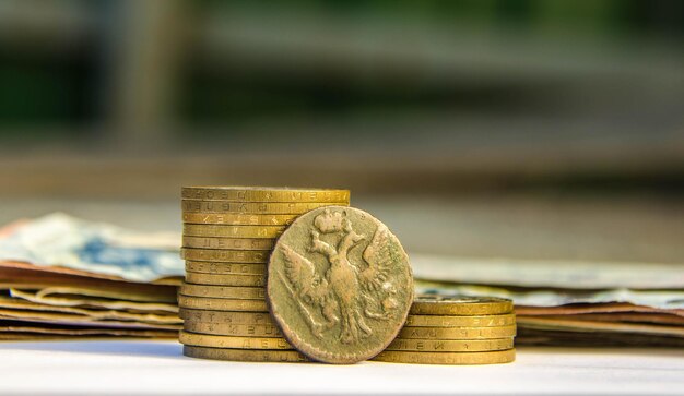 Moedas de dinheiro na mesa rublo russo