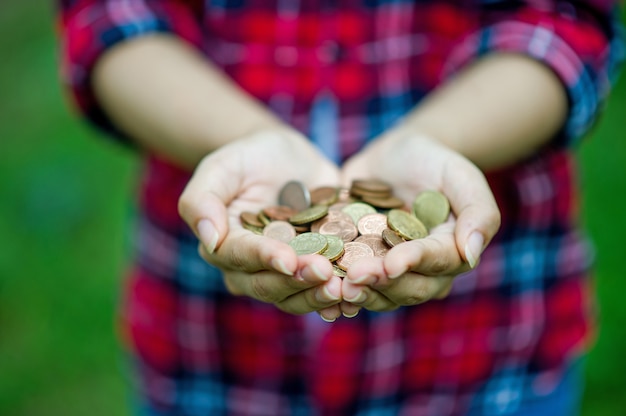 Moedas de exploração de mão feminina