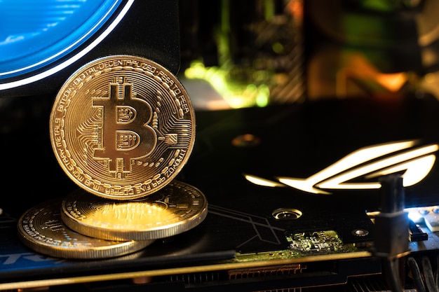 Moedas de ouro bitcoin em um gpu. futuro do dinheiro.