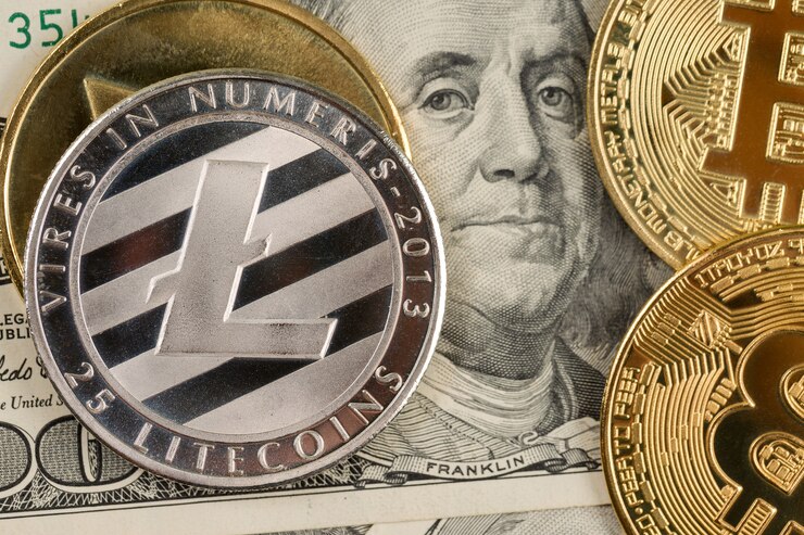 Foto moedas de ouro criptomoeda - bitcoin, ethereum, litecoin