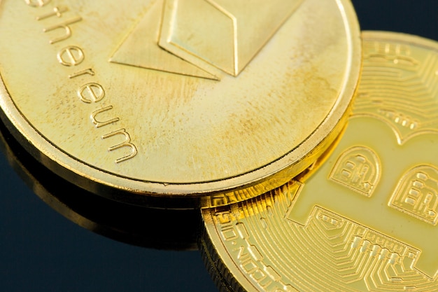 Moedas de ouro da criptomoeda Bitcoin Ethereum Litecoin contra o fundo de um dólar de 100