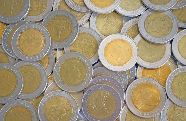 Foto moedas de ouro e prata dez baht em vista superior
