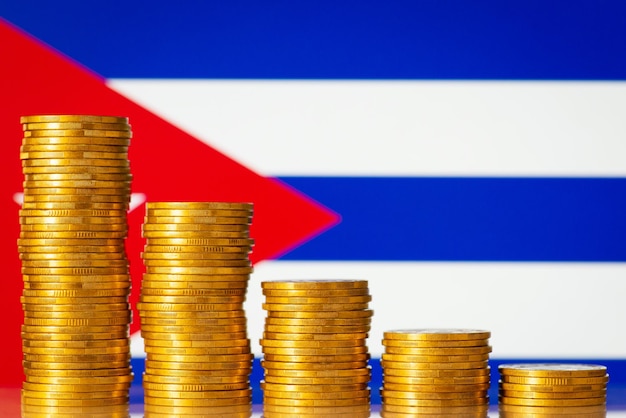 Moedas de ouro na frente da bandeira de cuba conceito de recessão econômica de cuba