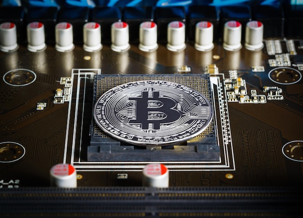 Moedas de prata bitcoin cryptocurrency na placa de circuito