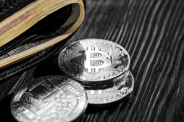 Moedas de prata e ouro com símbolo de bitcoin, ripple e ethereum na madeira