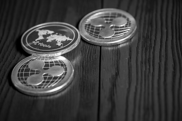 Moedas de prata ripple em madeira preta