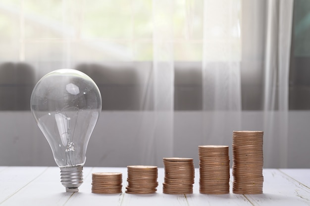 Moedas empilhadas ideias de investimento ações crescimento financeiro ideias de lâmpadas