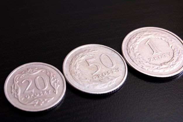 Moedas polonesas 1 zloty em um fundo preto