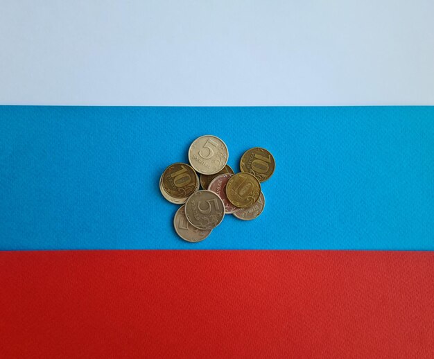 Moedas russas rublos na bandeira da Rússia closeup