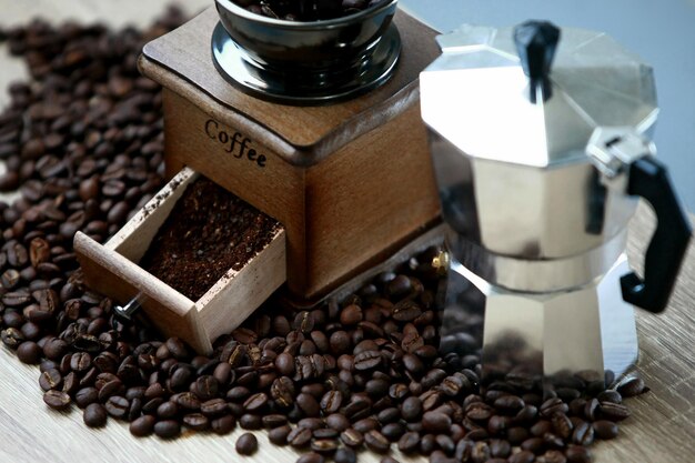 Moedor de café manual com grão de café e conjunto de chaleira de gotejamento com grãos de café