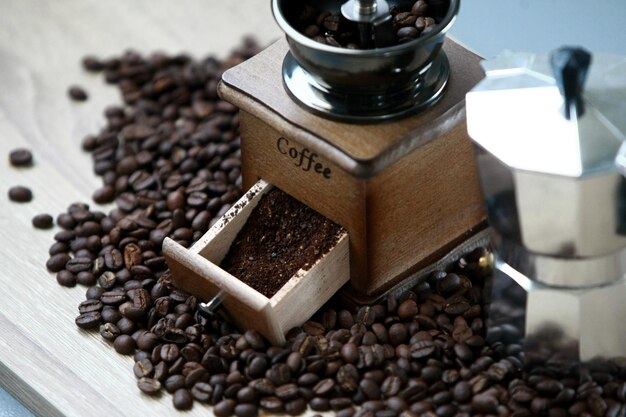 Moedor de café manual com grãos de café e conjunto de chaleira gota a gota