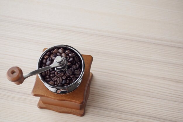 Moedor de café manual vintage com grãos de café torrados