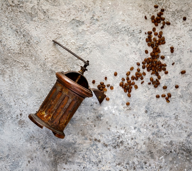 Foto moedor de café mão vintage com grãos de café torrados