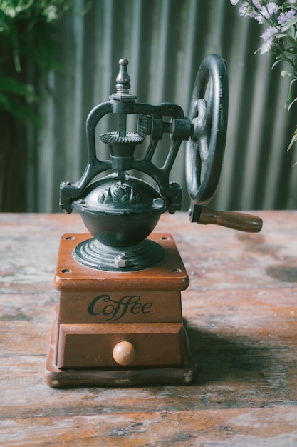 moedor de café velho vintage em fundo de mesa de madeira