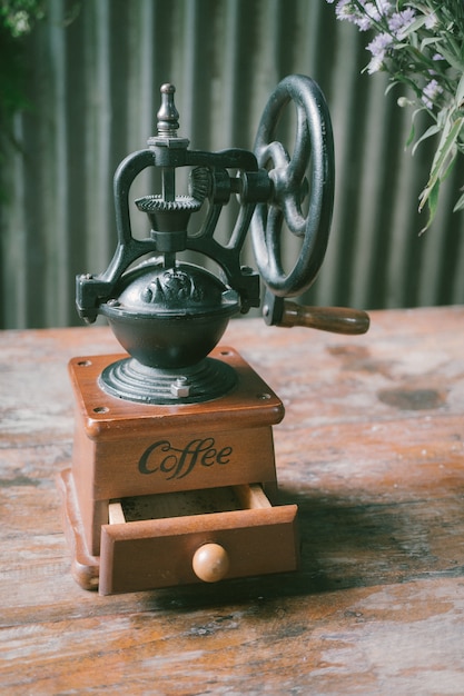 moedor de café velho vintage em fundo de mesa de madeira