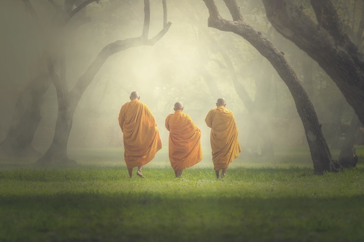 Mönche wandern in tiefen Wald, Buddha Religion Konzept