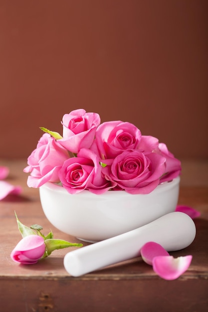 Foto mörtel mit rosenblüten für aromatherapie und spa