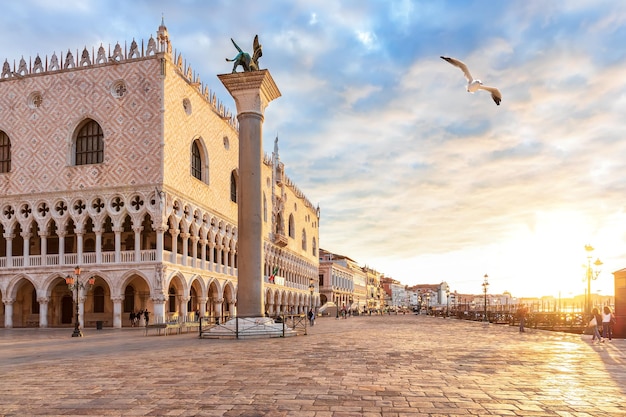 Möwe fliegt am Pier von Venedig bei Sonnenuntergang Italien