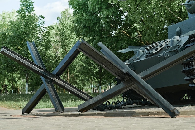 MOGILEV WEISSRUSSLAND 21. MAI 2023 Panzerabwehr-Igel und Panzer in Großaufnahme und friedlicher Hintergrund Denkmal für alte Waffen in Großaufnahme Symbol des Kriegsendes Alte Militärwaffen Aggressionskrieg in der Ukraine