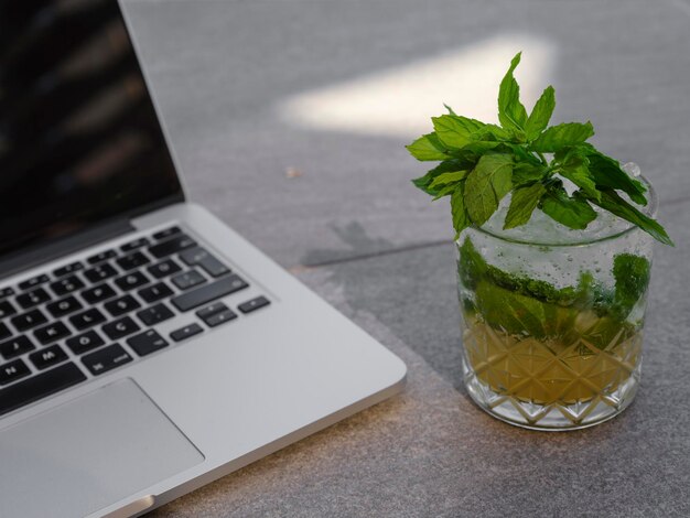 Mohito und Laptop auf dem Boden