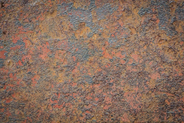 Moho de la superficie de la pared y grietas de pintura antiguas.