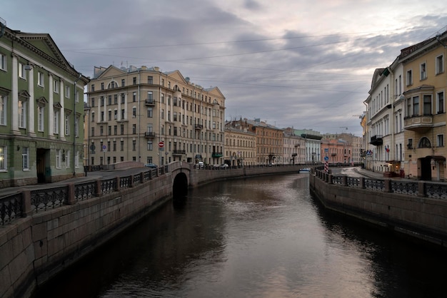 Moika River Embankment e a 2ª ponte de inverno em uma manhã nublada de primavera em São Petersburgo, Rússia