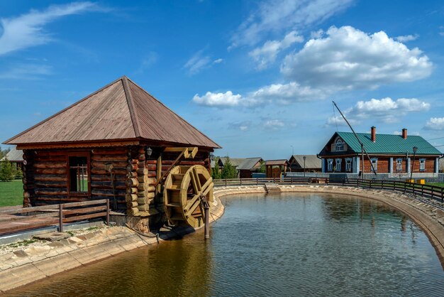 Moinho de água e casa do moleiro no museu da agricultura e pão Bolgar Tatarstan Rússia