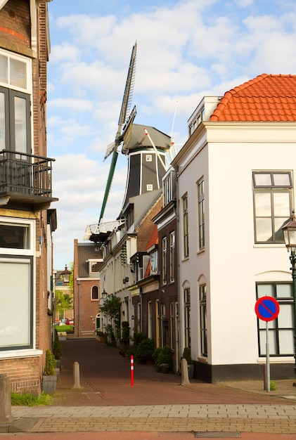 Moinho de vento Adriaan sobre a rua na cidade velha de Haarlem, Holanda