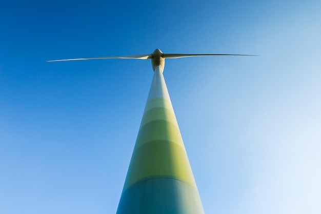 energia eólica. força do vento. energia sustentável e renovável. turbinas  eólicas geram eletricidade. fazenda de moinho de vento em uma montanha com  céu azul. tecnologia verde. fonte renovável. desenvolvimento sustentável.  19860465 Foto de stock no