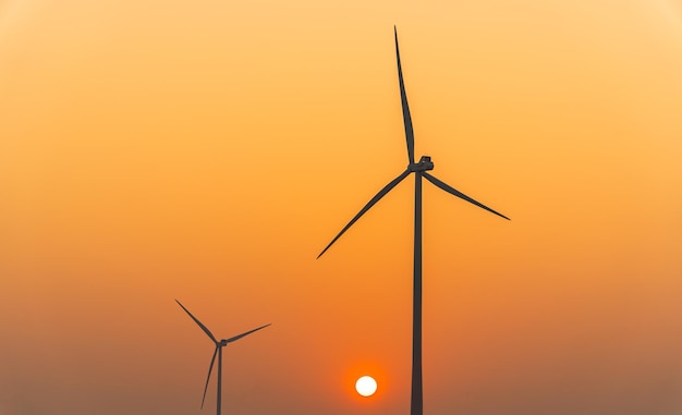 Moinho De Vento Para Gerar Energia Eólica Soprando Nuvens Do Céu Nascendo  Sol Nascer Foto de Stock - Imagem de ecologia, noite: 233345874