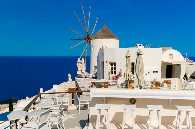 Moinho de vento e casas brancas, Oia, Santorini, Grécia