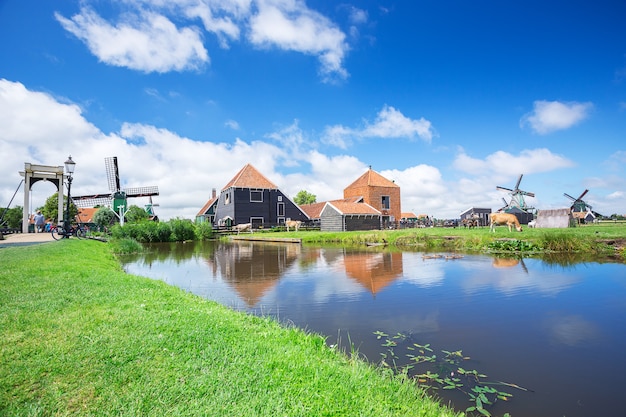 Moinho de vento e vista do famoso lugar Zaanse Schans fazenda e industr