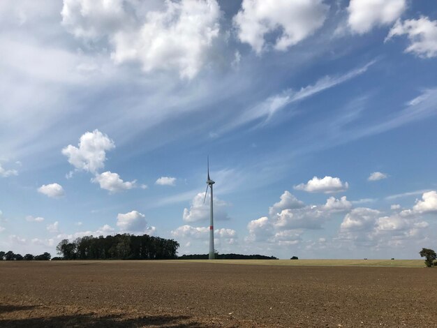 Foto moinho de vento em terra contra o céu