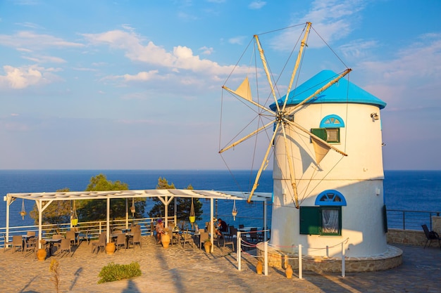 Moinho de vento grego tradicional na ilha de zakynthos na grécia