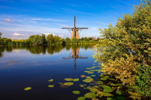 Moinho de vento histórico e um rio fluindo em Kinderdijk Holanda