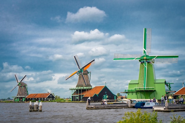 Moinho de vento holandês tradicional perto do canal Holanda