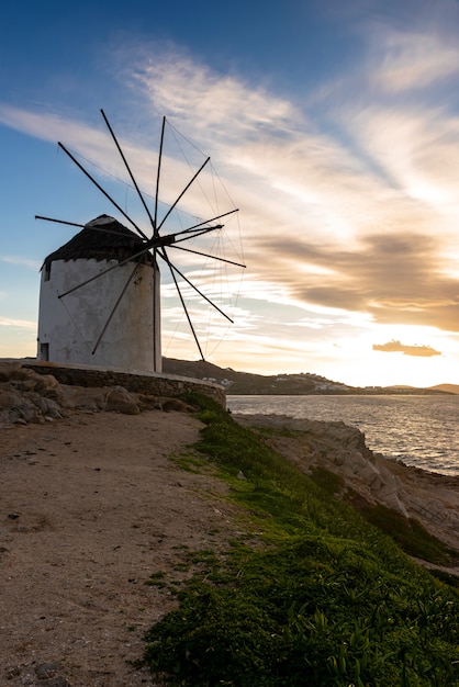 Moinho de vento icônico em mykonos, ilhas cíclades, grécia