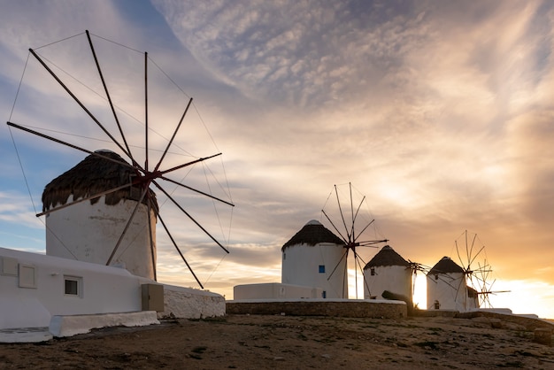 Moinho de vento icônico em mykonos, ilhas cíclades, grécia