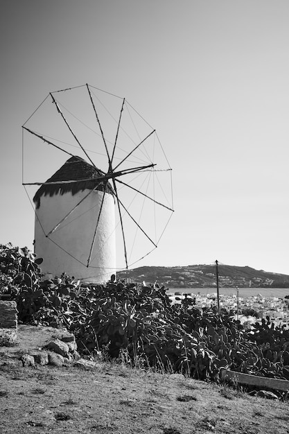 Moinho de vento na costa. Fotografia em preto e branco, paisagem. Ilha de Mykonos, Grécia