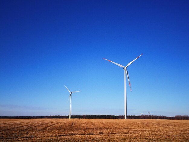 Foto moinho de vento no campo contra o céu azul claro